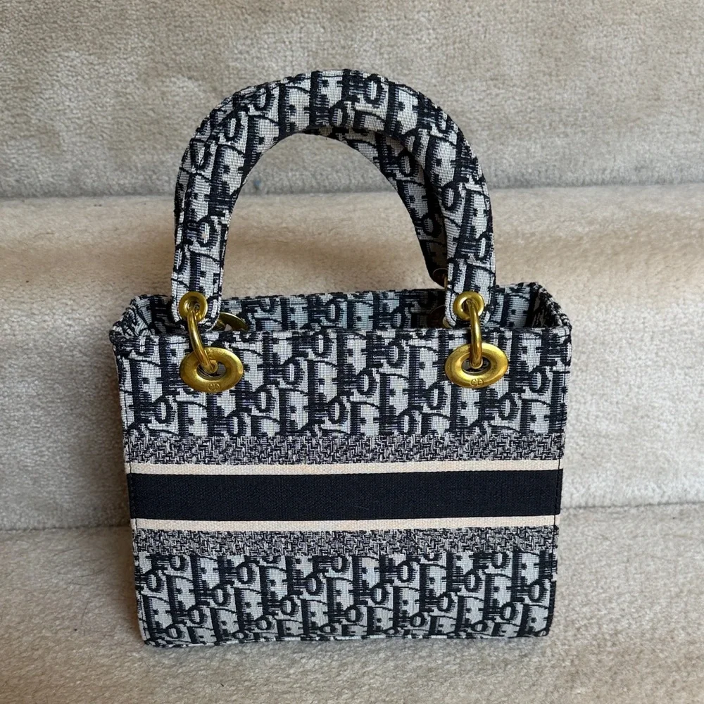 Women’s Handheld Handbag Purse - Picture 2 of 4